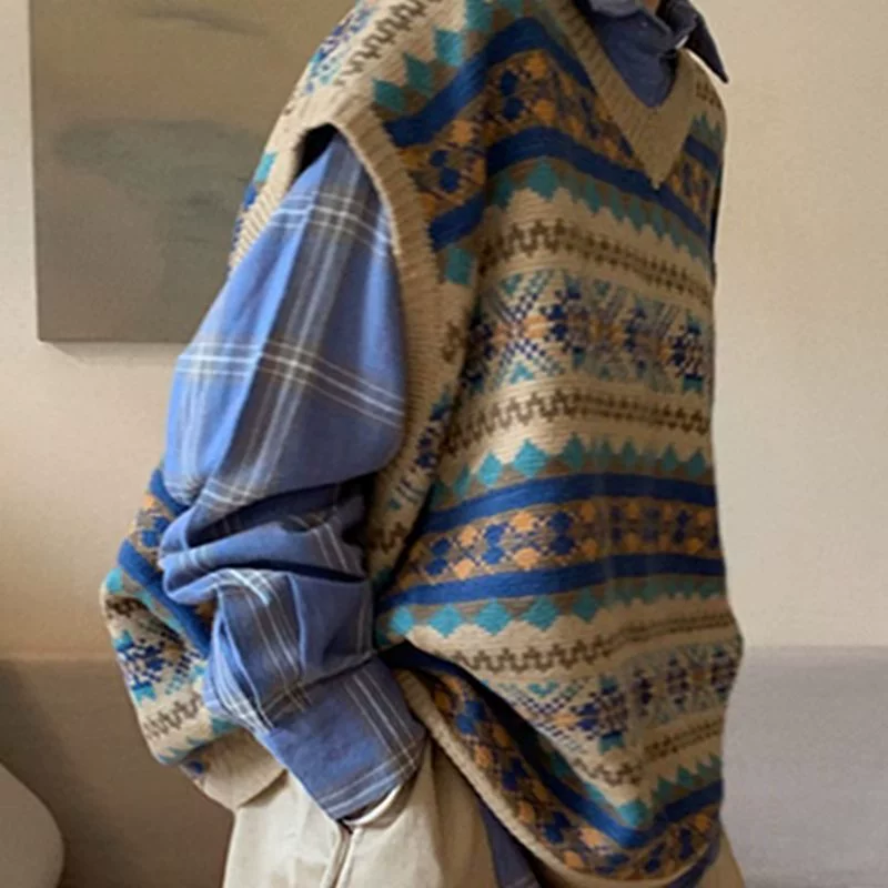 Нейтральный трикотажный свитер на жилете весной и осенью