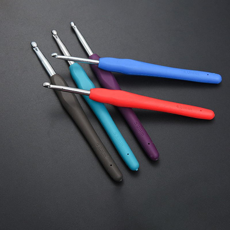 Venta caliente transfronteriza, ganchillo de mango suave de color, herramienta tejida a mano, ganchillo de aluminio de mango suave, fabricante de agujas de lana de silicona de alta calidad