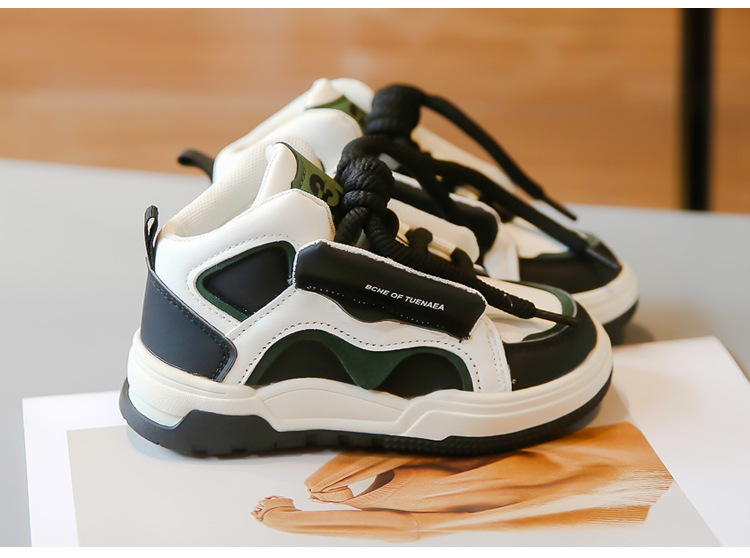 Ragazze, sport, autunno 2023, nuovo pane fritto per bambini di strada, ragazzi con dopamina, tavola alta_voghion.com
