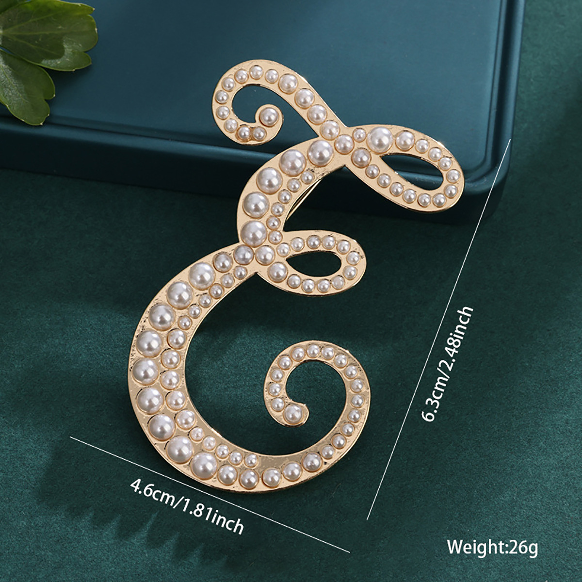26 broches con letras en inglés de perlas, alfileres para ropa, decoraciones retro transfronterizas europeas y americanas, accesorios antiexposición para cuello