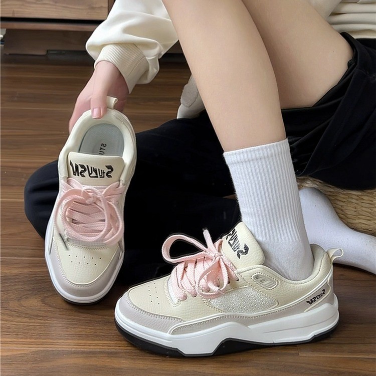 Zapatos de skate para mujeres 2026 primavera y verano zapatos para mujeres nuevos zapatos de nicho Zhong suela gruesa deportivo casual zapatos de correr retro zapatos blancos