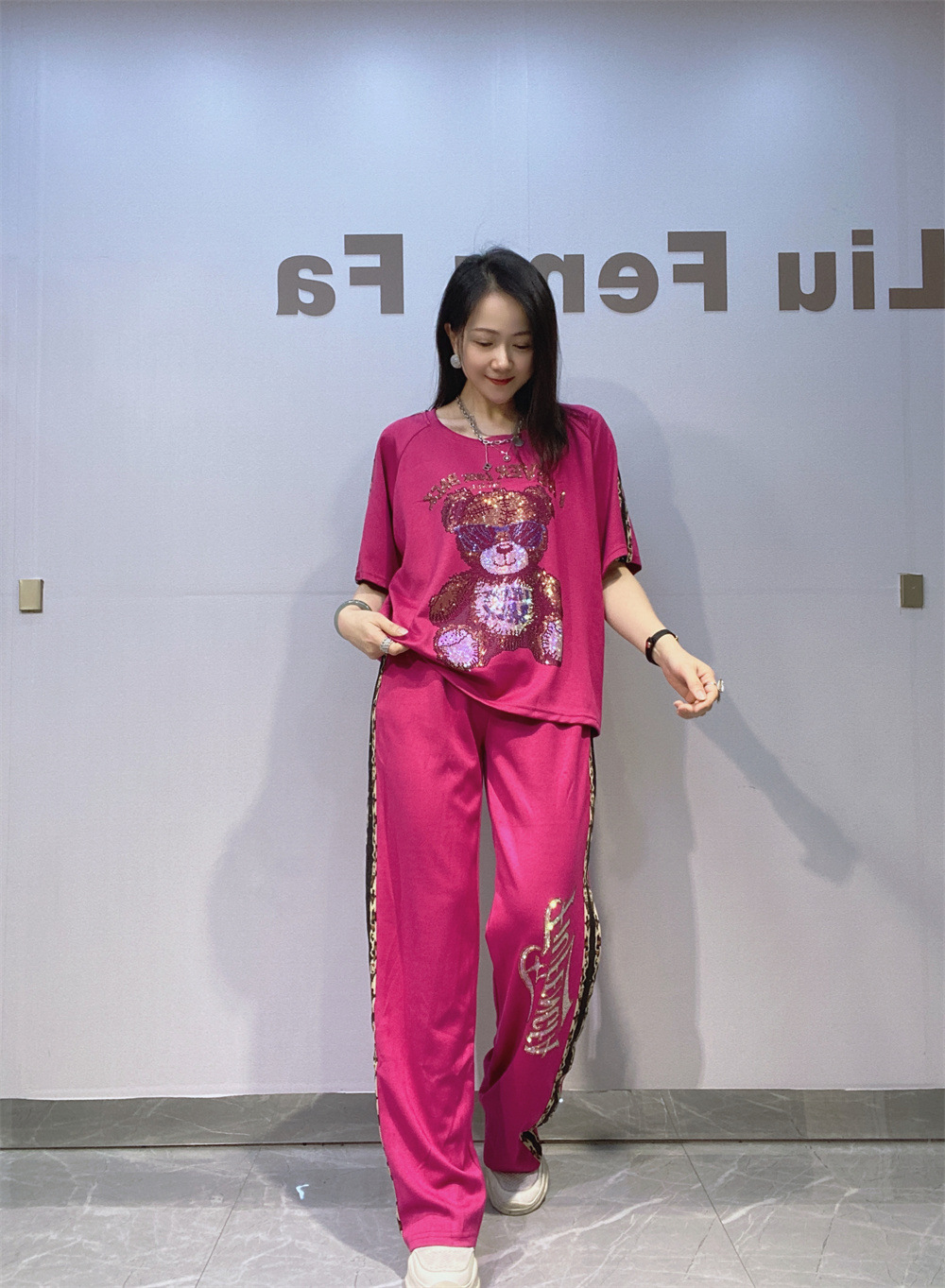 Europa y los Estados Unidos de la ropa de mujer cuello redondo de mangas largas de tamaño grande conjunto de moda de verano de moda casual de diamante de leopardo pantalones de mangas cortas de dos piezas
