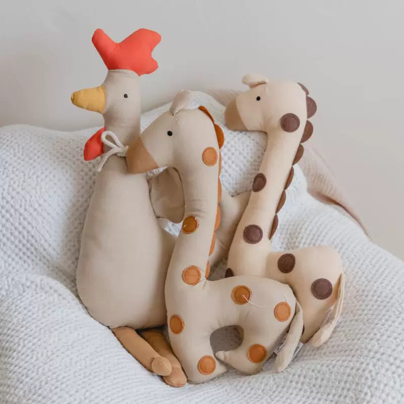 Детская кукла, игрушка, утешает подушку, жираф