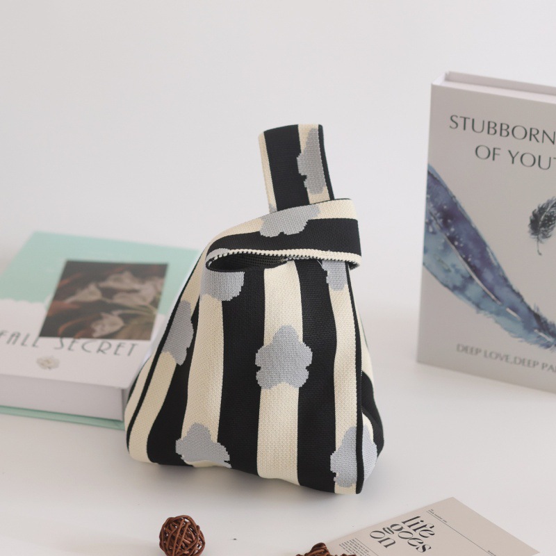 흑백 세로 줄무늬 꽃