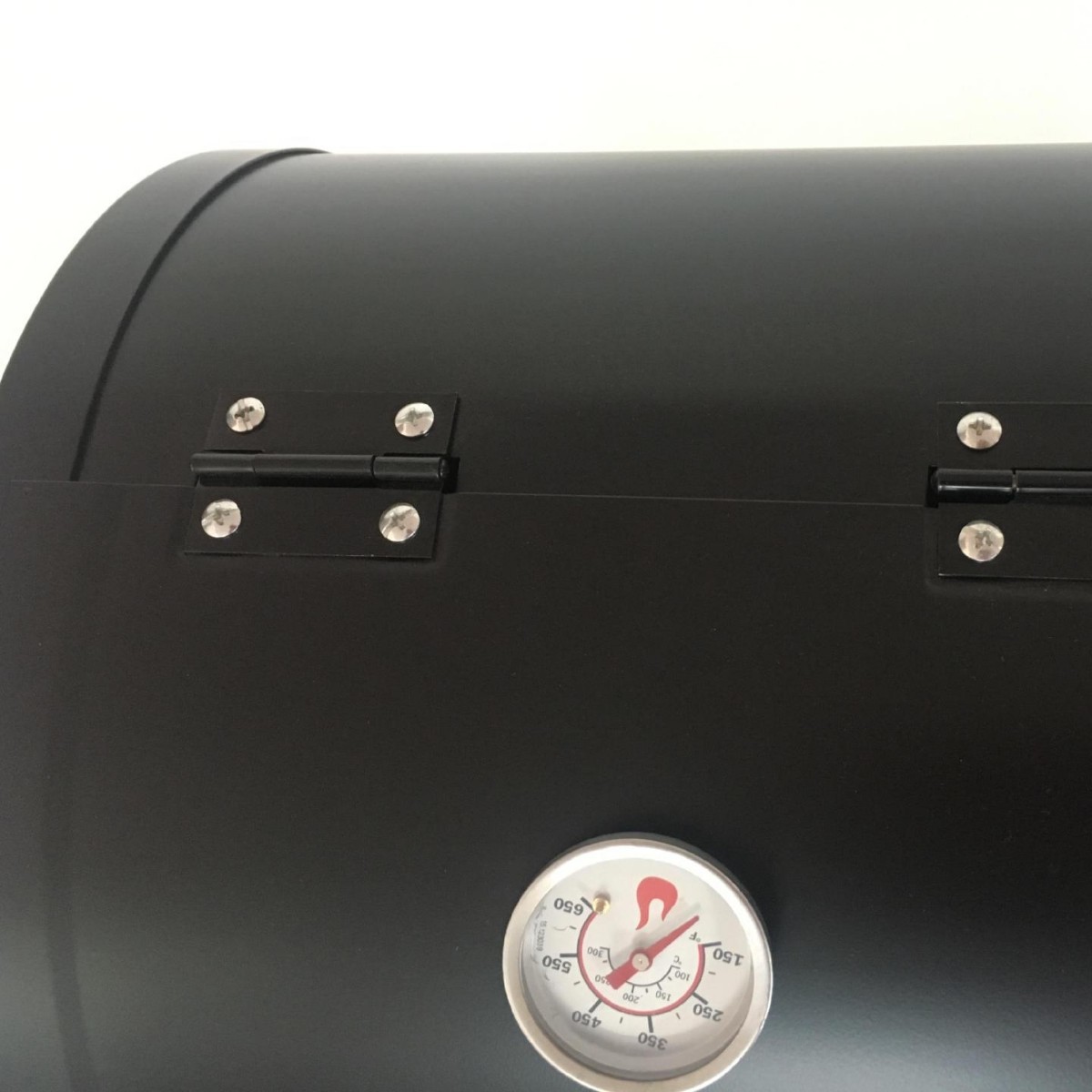 Los fabricantes producen 30cm diámetro pequeño barril de aceite estufa pequeña barbacoa con termómetro barbacoa parrilla