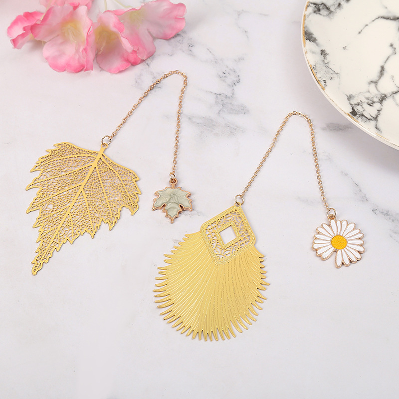 New brass bookmark with beautiful creative hollow metal maple leaf bookmark for students stationery hardware wholesale
