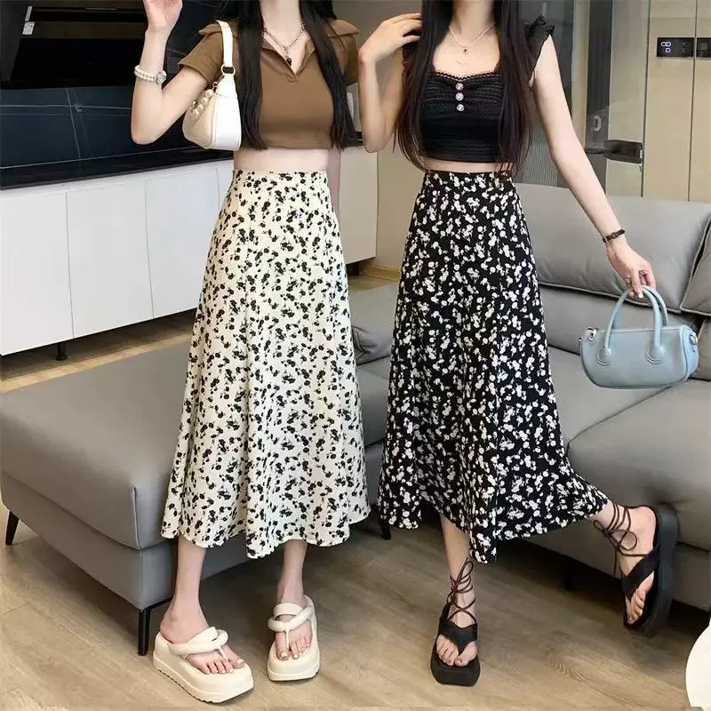 Лето 20255, черно-белая юбка с цветочным принтом, женская юбка средней длины, новый стиль, высокая талия, для похудения, для маленьких людей, с большим подолом, с принтом слов