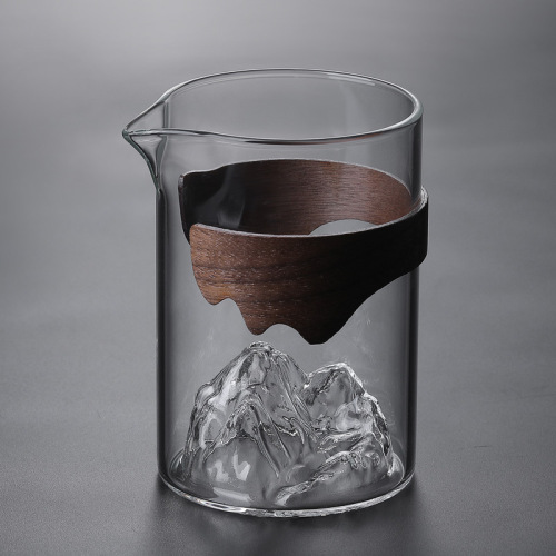 Japanese-style glass fair cup Kung Fu tea sea and mountains mountain view male cup walnut wood chip male cup large tea divider male cup