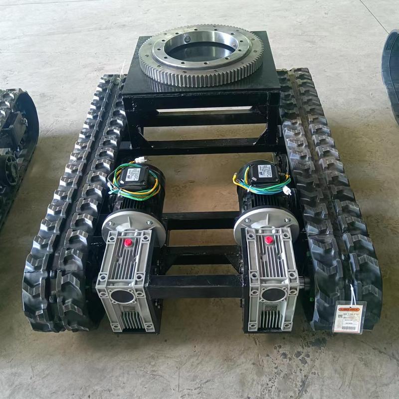 メーカーは農業用ゴムキャタピラーの部品を生産しています。|undefined