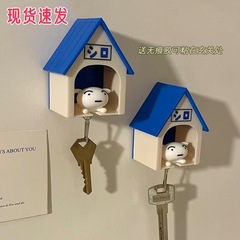 新商品の白いキーホルダーはクレヨンの鍵をなくして棚の部屋の人形を掛けます。