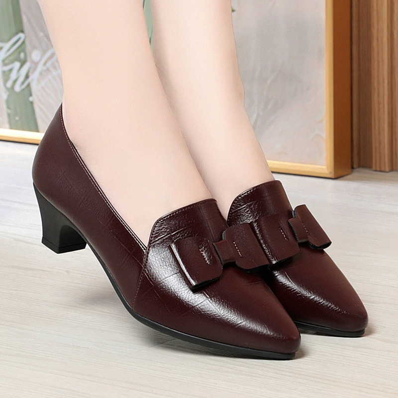 Мягкие кожаные темпераментные туфли мамы среднего возраста долго стоят