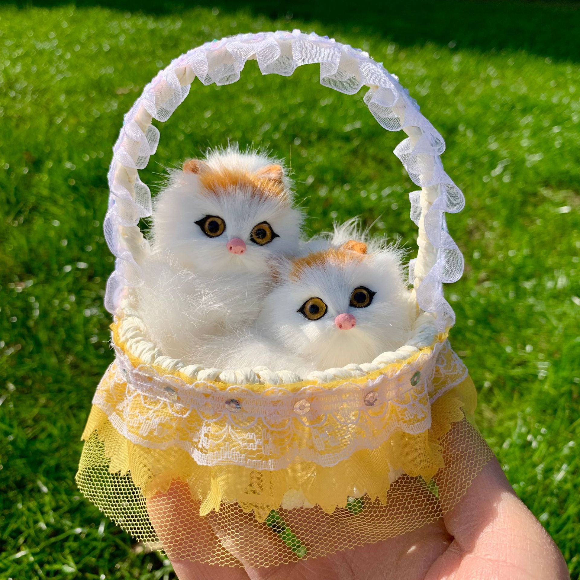 Panier de fleurs jaune à cinq doigts mère et enfant chat