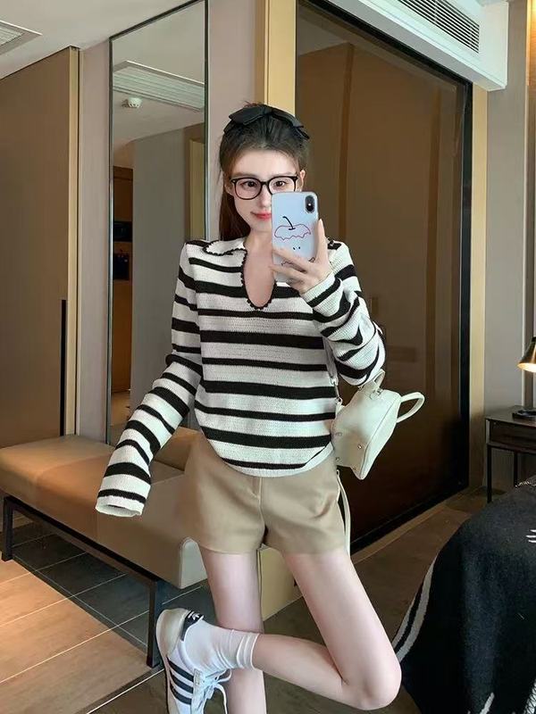 红色条纹翻领针织长袖t恤女2025新早秋款宽松休闲慵懒v领撞色上衣|undefined