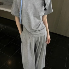 ファットMMファッションスーツ、洋風ワイドパンツ、おしゃれな年齢軽減斜め肩半袖トップス2点セット、着痩せカジュアル