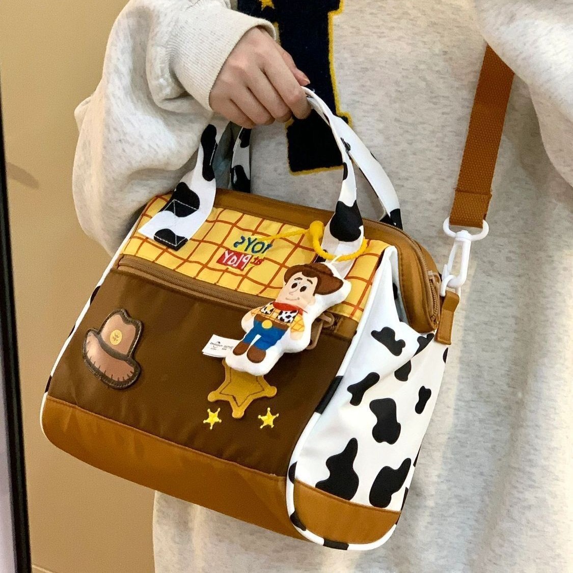 ¡Súper lindo! Bolso de mano de dibujos animados de color de colisión mujer 2025 nuevo bolso de hombro único para estudiantes de verano de gran capacidad