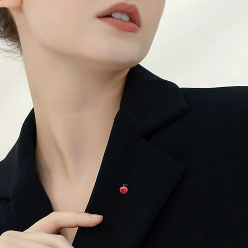 Xiaoxiangfeng peach brooch, high-end women's new cute fruit pin, anti-exposure button collar pin, waist tightening artifact