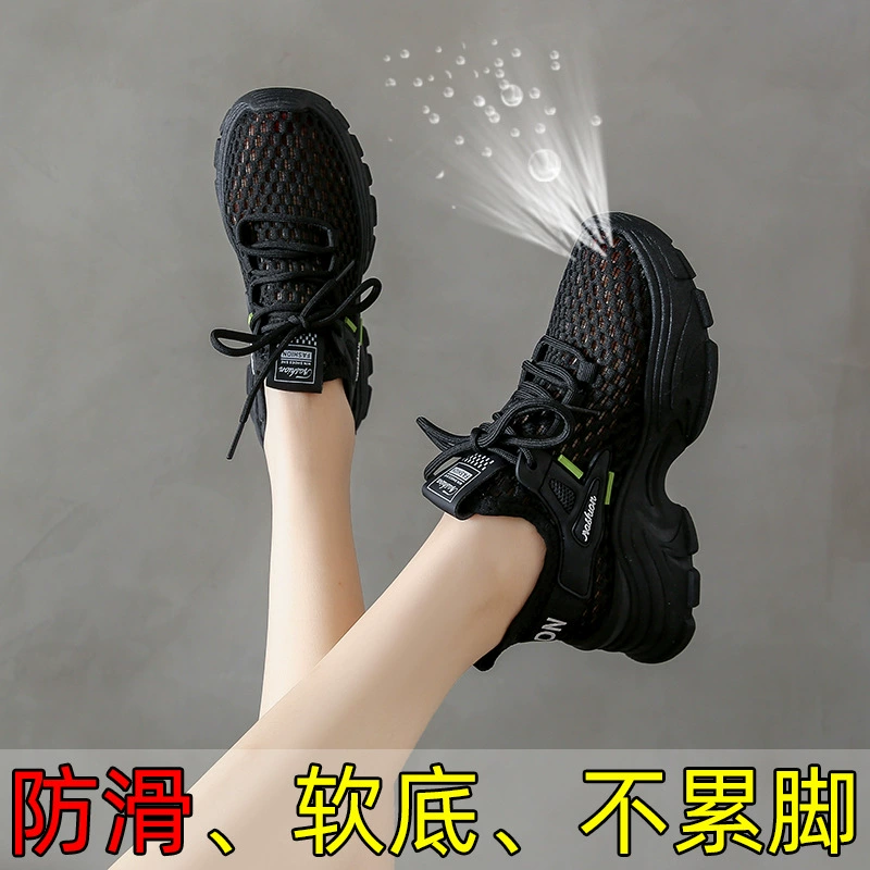 Женские дышащие сетчатые туфли на мягкой подошве и нескользящие черные спортивные туфли, которые кажутся как наступить на дерьмо, летние тонкие рабочие туфли, которые не утомят ноги после длительного стояния.