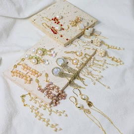 项链;耳钉;手链