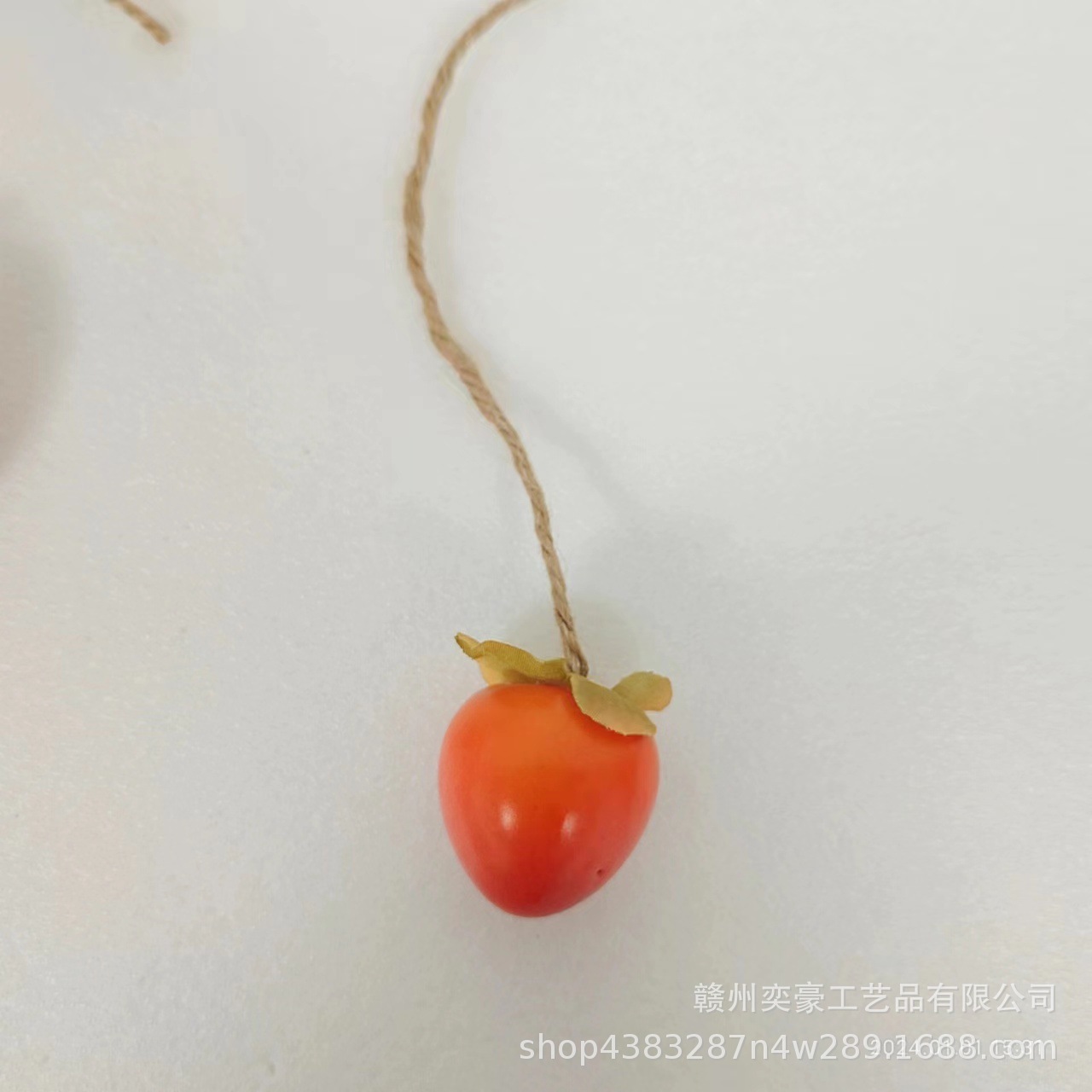 밧줄로 작은 노란색 뾰족한 감 하나