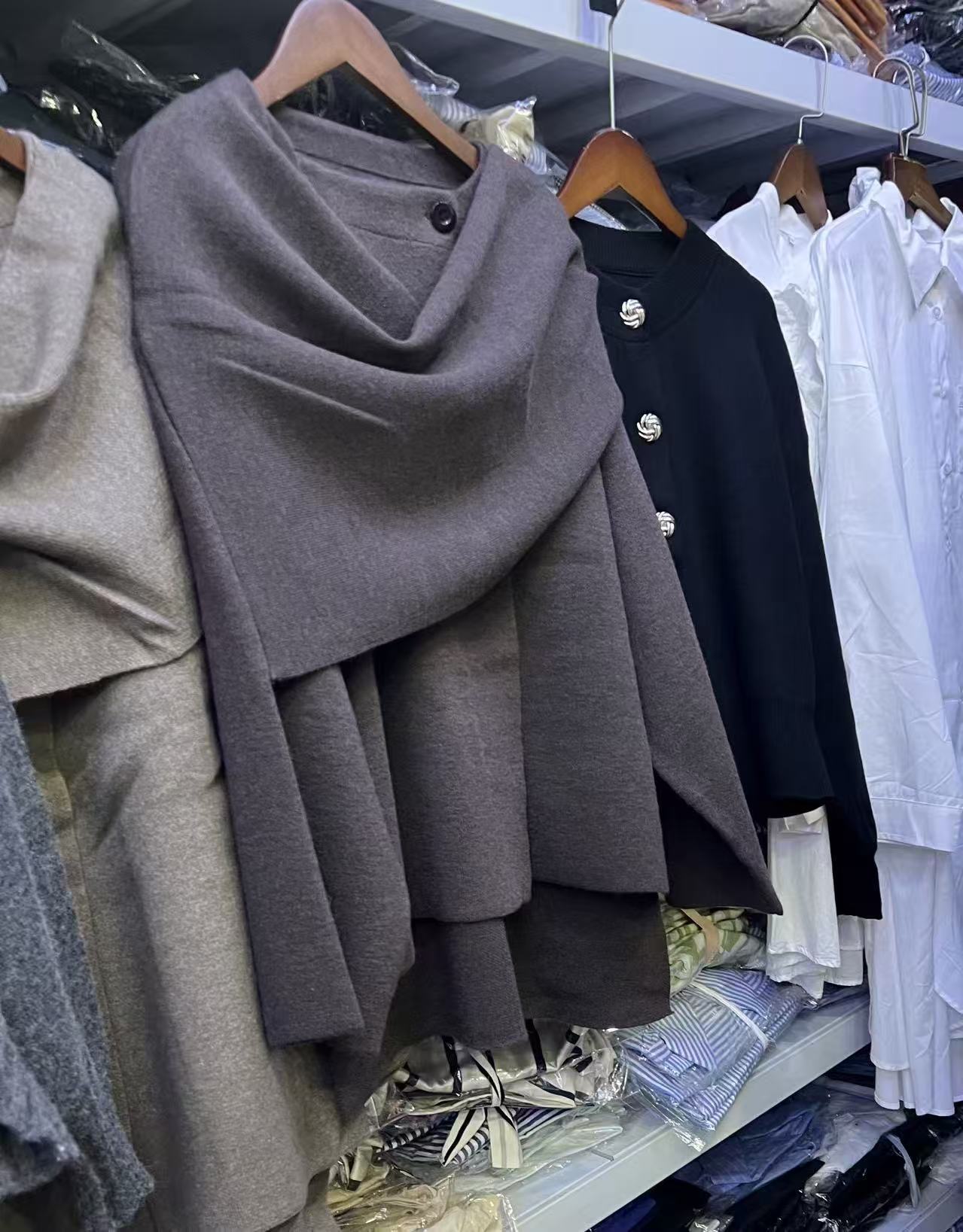 고품질의 다크 브라운 스카프