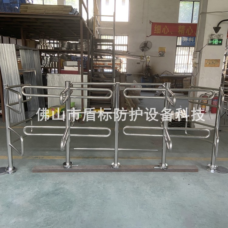 高铁站出站十字栅栏梳状门 景区出入口十字旋转闸门 半高单向挡闸