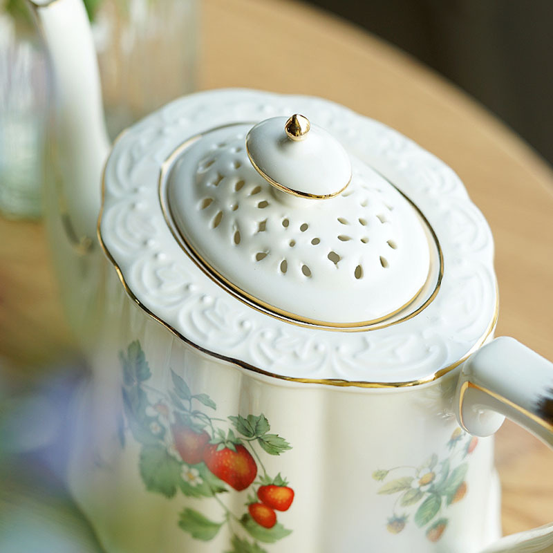 French Retro Wild Strawberry Ceramic Café Taza Platillo Tetera Juego de té de la tarde Estilo de palacio de estilo europeo Juego de té inglés