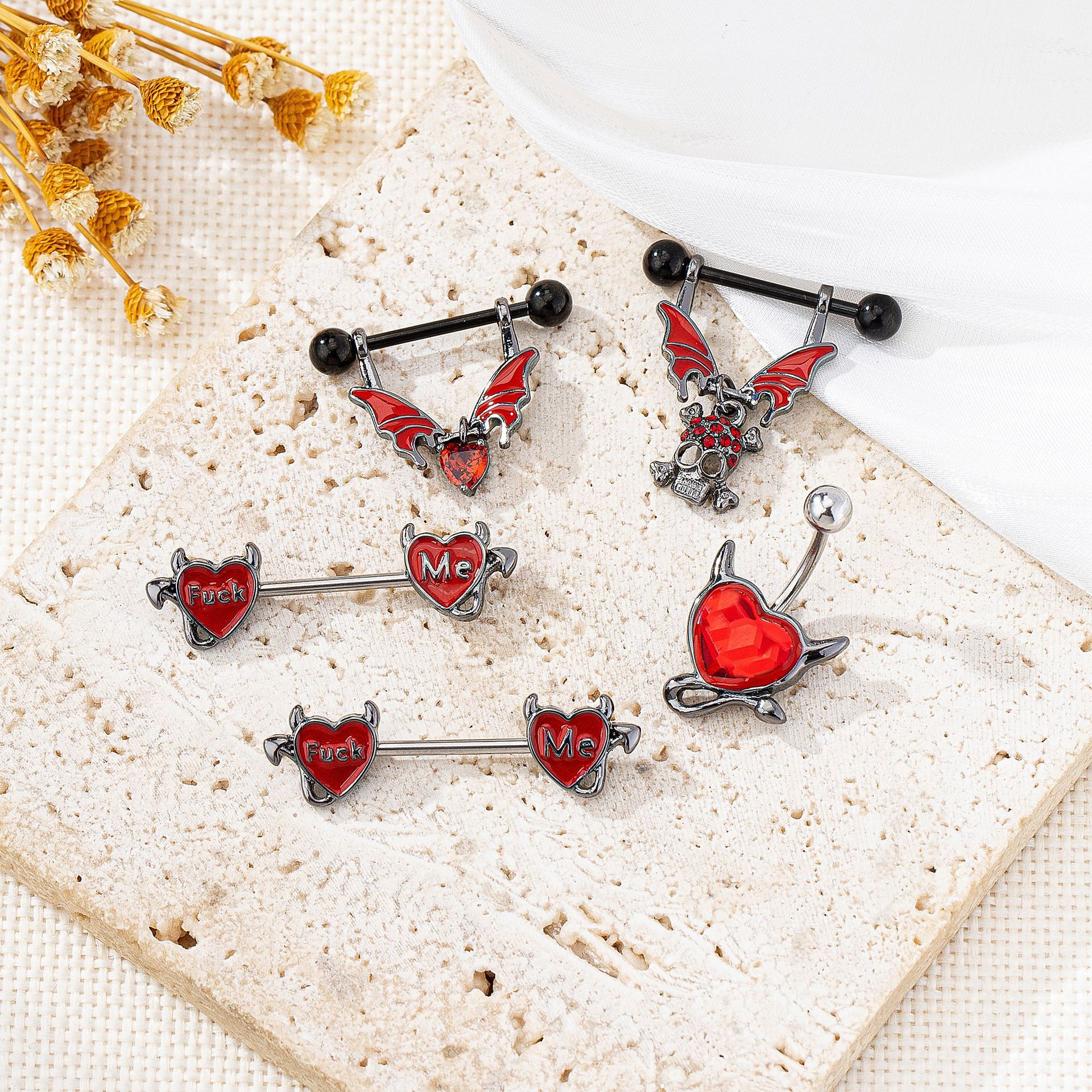 Nieuwe, populaire donkere Halloween-piercing van roestvrij staal in de vorm van een vleermuisje of duiveltje voor de navel, nu op voorraad._voghion.com