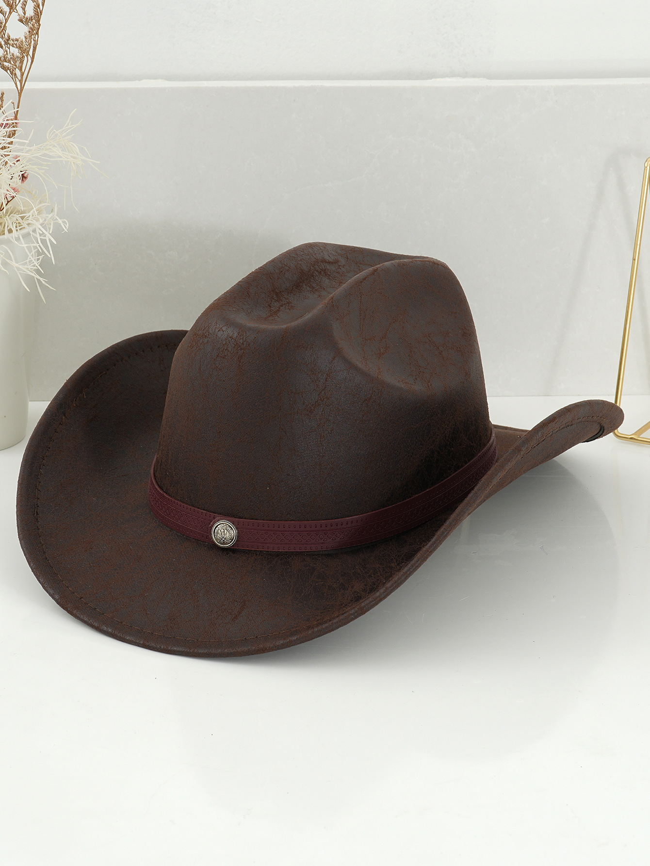 Vintage western cowboyhatt i slitet läder med spänne och mönster_voghion.com