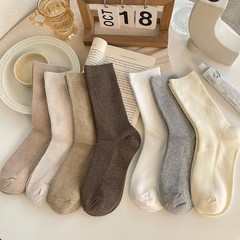 ストッキングの女性は秋冬に日本の美ラードの靴下を厚くします。