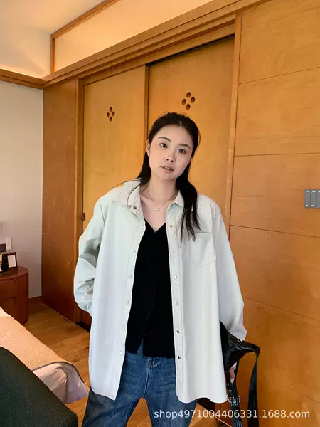 Plus-size women's jacket with a lapel collar, single-breasted design, patch pockets, and a loose, casual, comfortable, and minimalist style