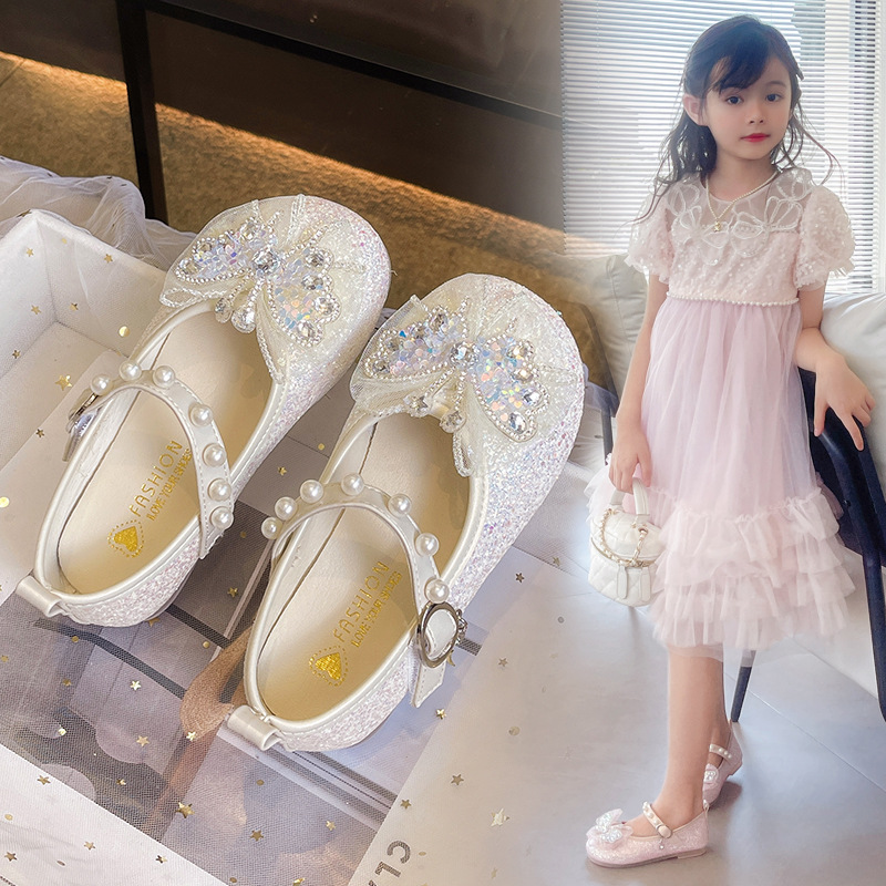 Zapatos de cuero para niñas 2025 nuevos zapatos de princesa con lazo de diamantes de imitación para niños zapatos individuales de moda para niñas zapatos de rendimiento de suela blanda