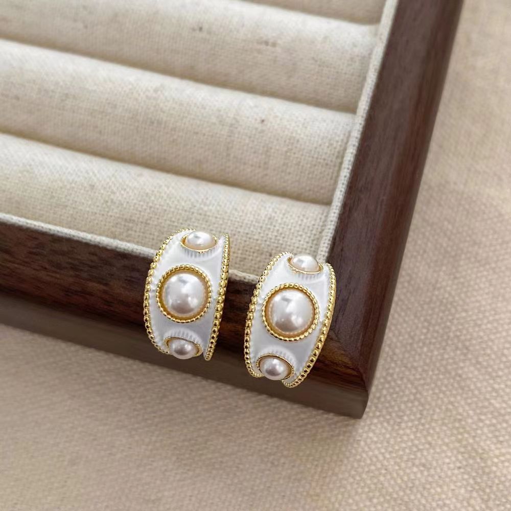 Fashionable retro elegant earrings from pearl