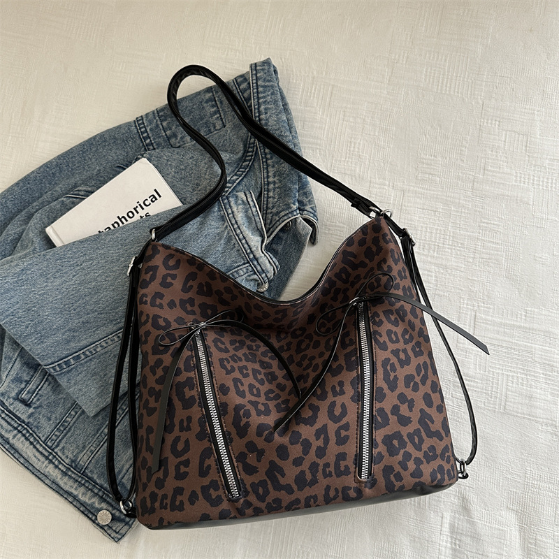 Mochila popular de este año para mujeres 2024 nueva mochila de hombro estampado leopardo de gran capacidad otoño e invierno viajes brazaleta