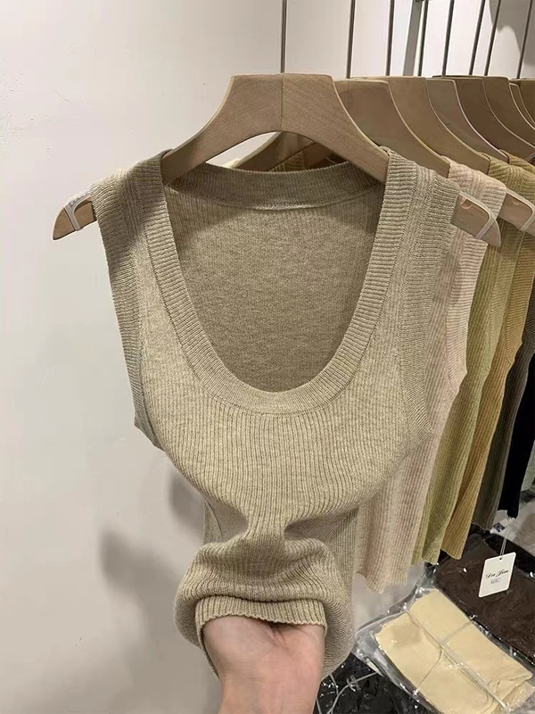 韓国系u型襟の薄いタイプの柔らかいモチモチのニットの小さいベストのガーターの女性のウールの混紡の新型の底のシャツの上着のファッション|undefined