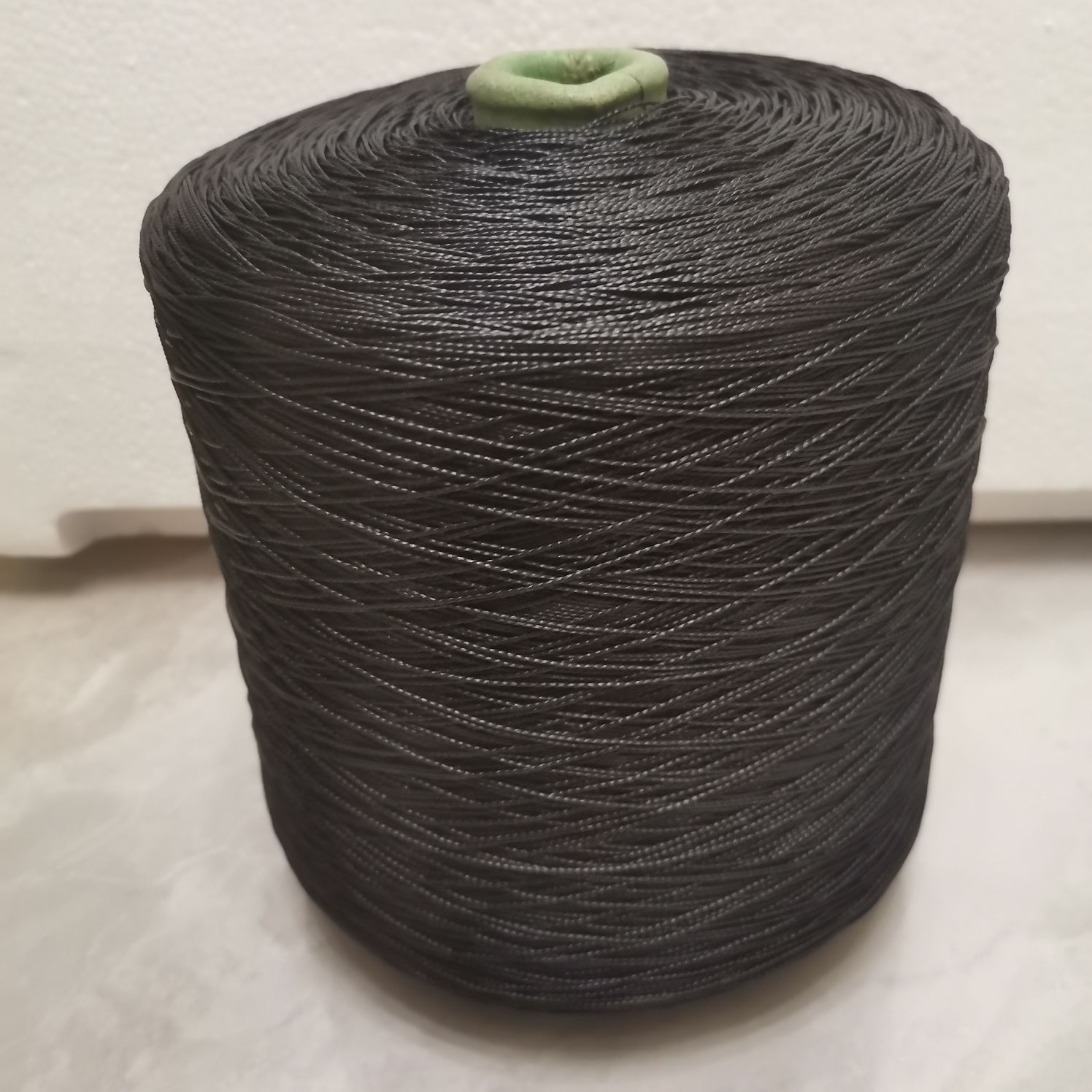 검은 색 0.6mm 롤은 길이가 약 3800 미터이고 약 2.4kg 입니다.