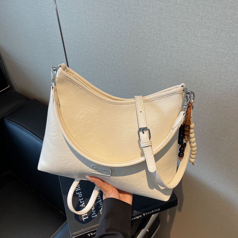 Bolsa de hombro con brazalete coreana de alto valor en otoño y invierno 2025 nuevo estilo retro simple bolso de mochila casual bolso de mano