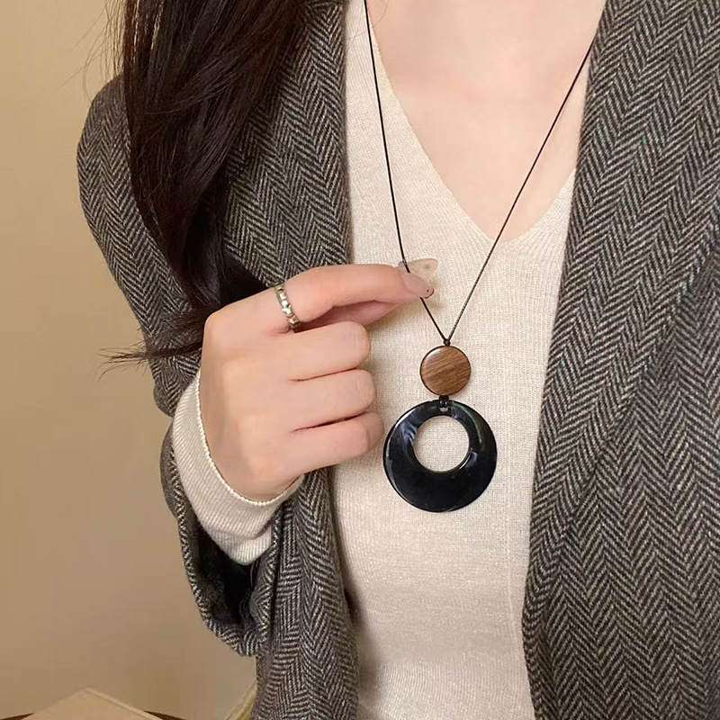 Otoño y invierno minimalistas collares colgante de goteo de Feng Shui mujeres chaqueta larga suéter cadena casual accesorios de lujo ligero