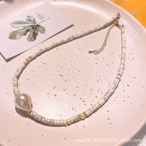 Design retro necklace from pearl