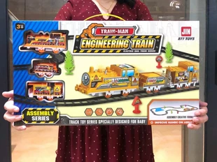 Игрушечная железная дорога с поездом на батарейках