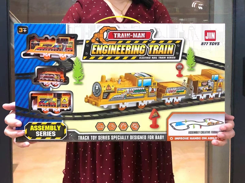 Игрушечная железная дорога с поездом на батарейках