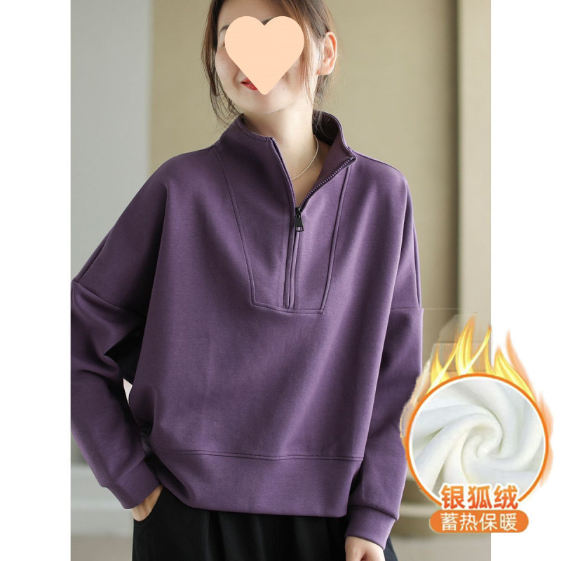 襟を立ててファスナーをします。女性の春と秋の雰囲気は長袖の頭をかぶせてカジュアルな上着を着ます。|undefined