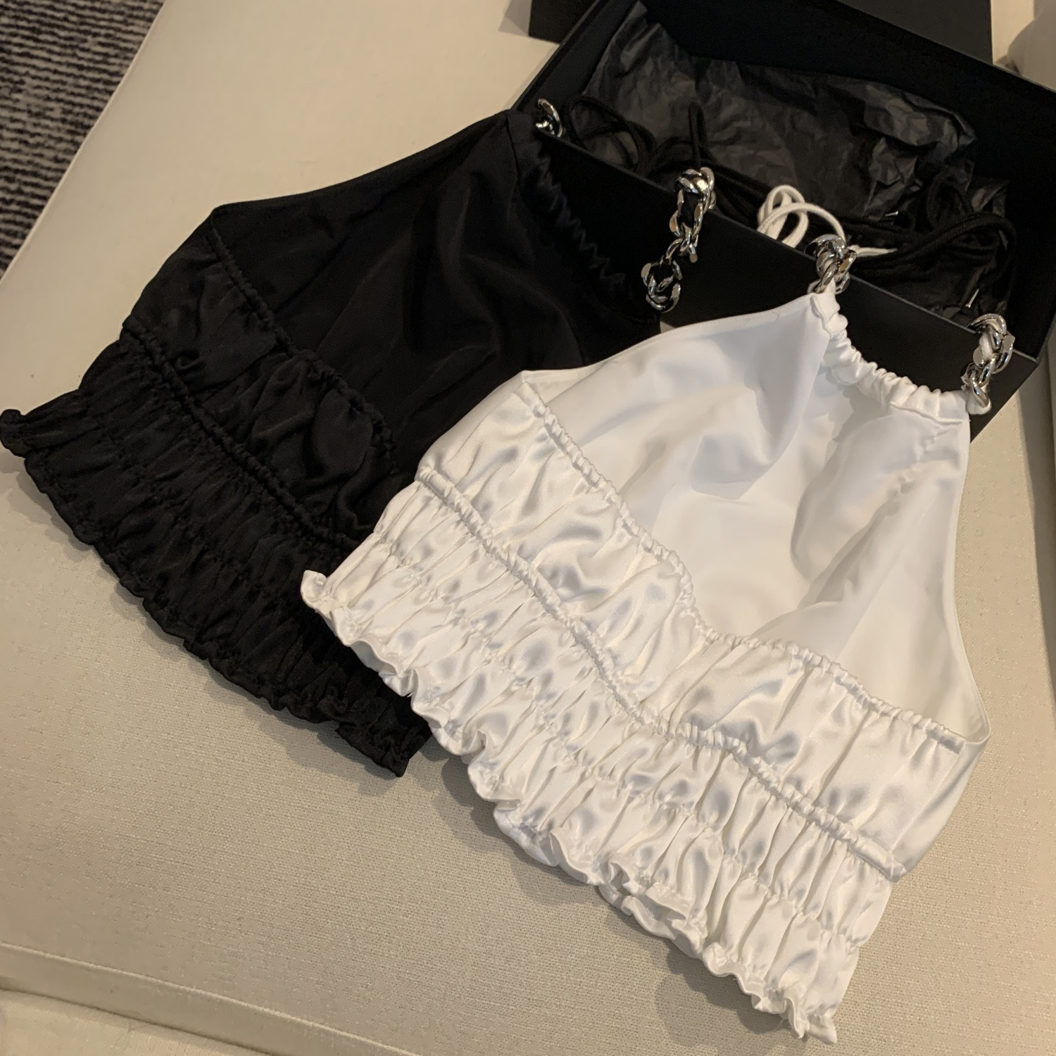 Camisola de satén con cuello halter para niñas, verano 2025, color sólido, diseño metálico de moda, chaleco infantil.
