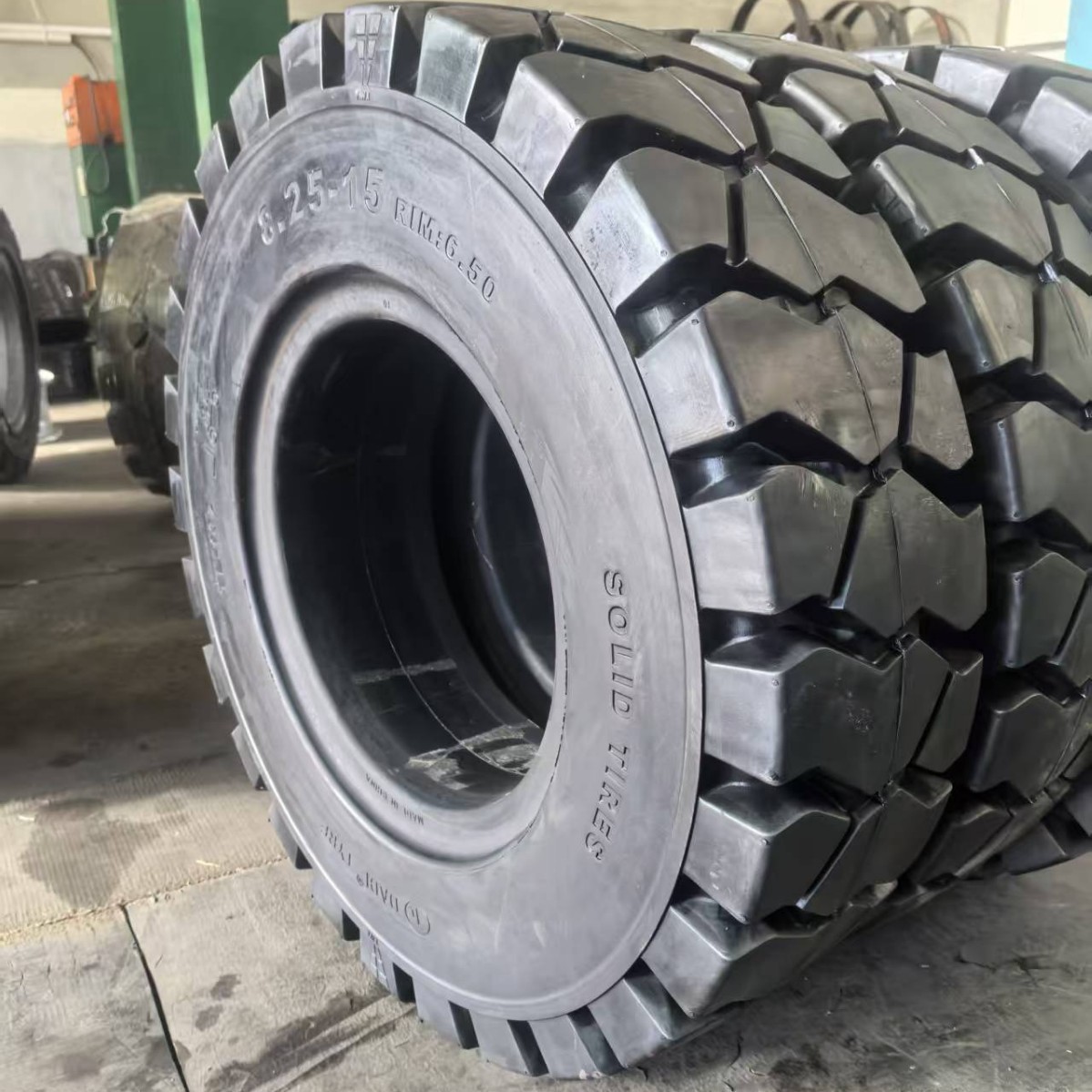 供应高品质叉车实心轮胎5-7吨叉车配套825-15实心轮胎耐磨免维护