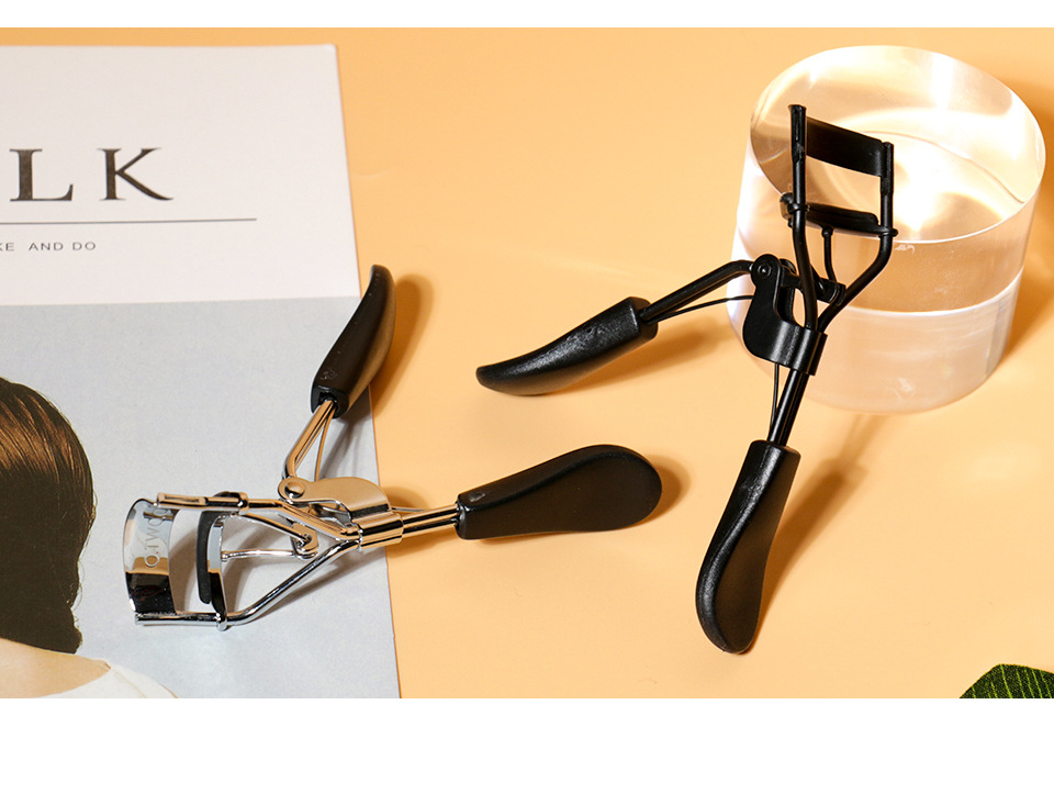 Eyelash Curler Image 12
