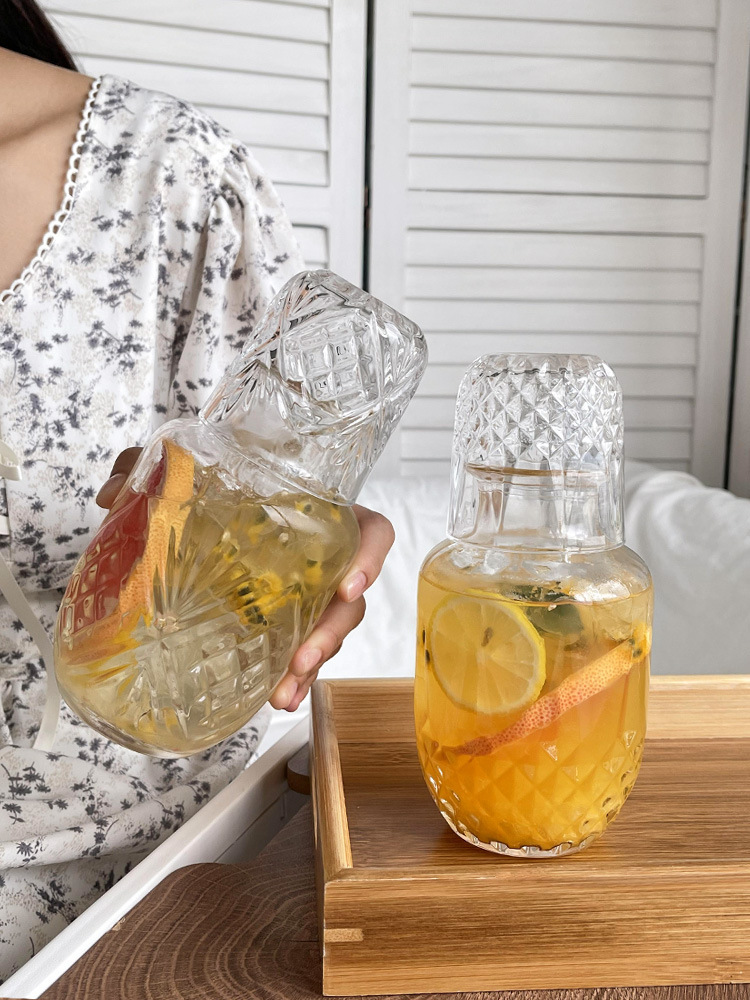 Una taza de agua potable doméstica, una persona beber té de frutas de vidrio, bebida fría, taza de leche con tapa, popularidad en línea japonesa