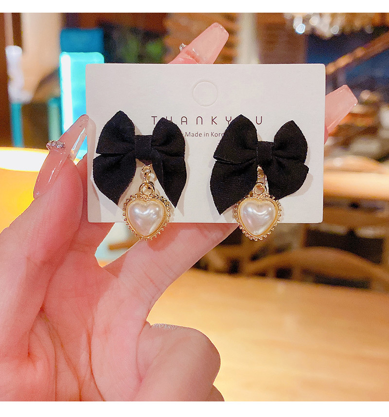 Retro Black Velvet Bow French Peach Heart Pearl Alloy Earrings display picture 1