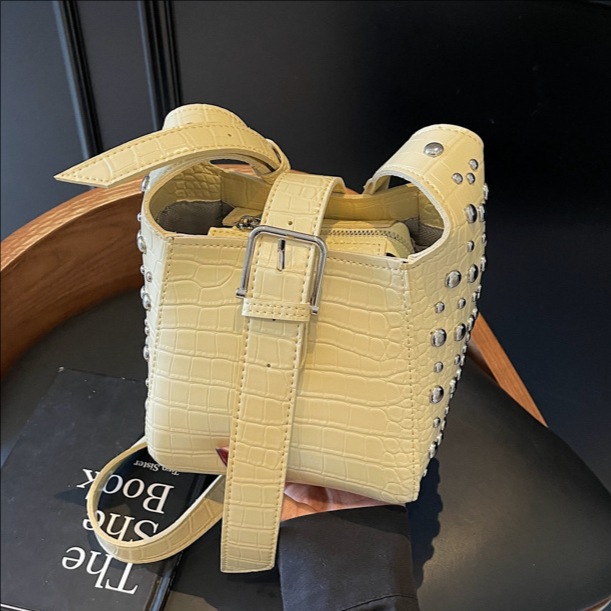 Bolso de cubo de todo fósforo transfronterizo bolso de viaje con diseño de remaches 2025 nuevo bolso de hombro de alta gama bolso de mensajero de color sólido mujer