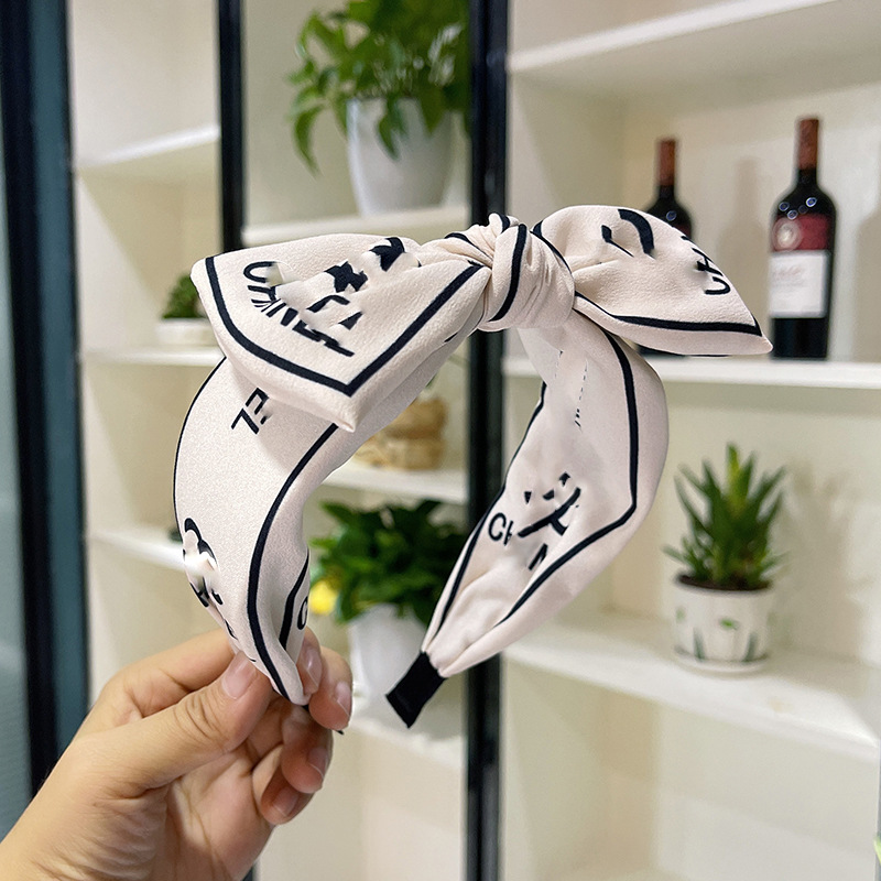 髪のカチューシャの女性のファッションの新型の顔を洗って滑り止めの森の女性の百合は広いネットの赤い広い辺の蝶結びの小さい香の風のカチューシャをプラスします。