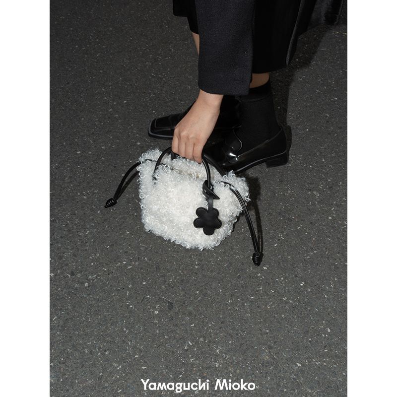 Yamaguchi beauty bag original lamb wool portable Plush Bag female niche design sense crossbody small bag winter fur bag Yamaguchi beauty bag original lamb wool portable Plush Bag female niche design sense crossbody small bag winter fur bag