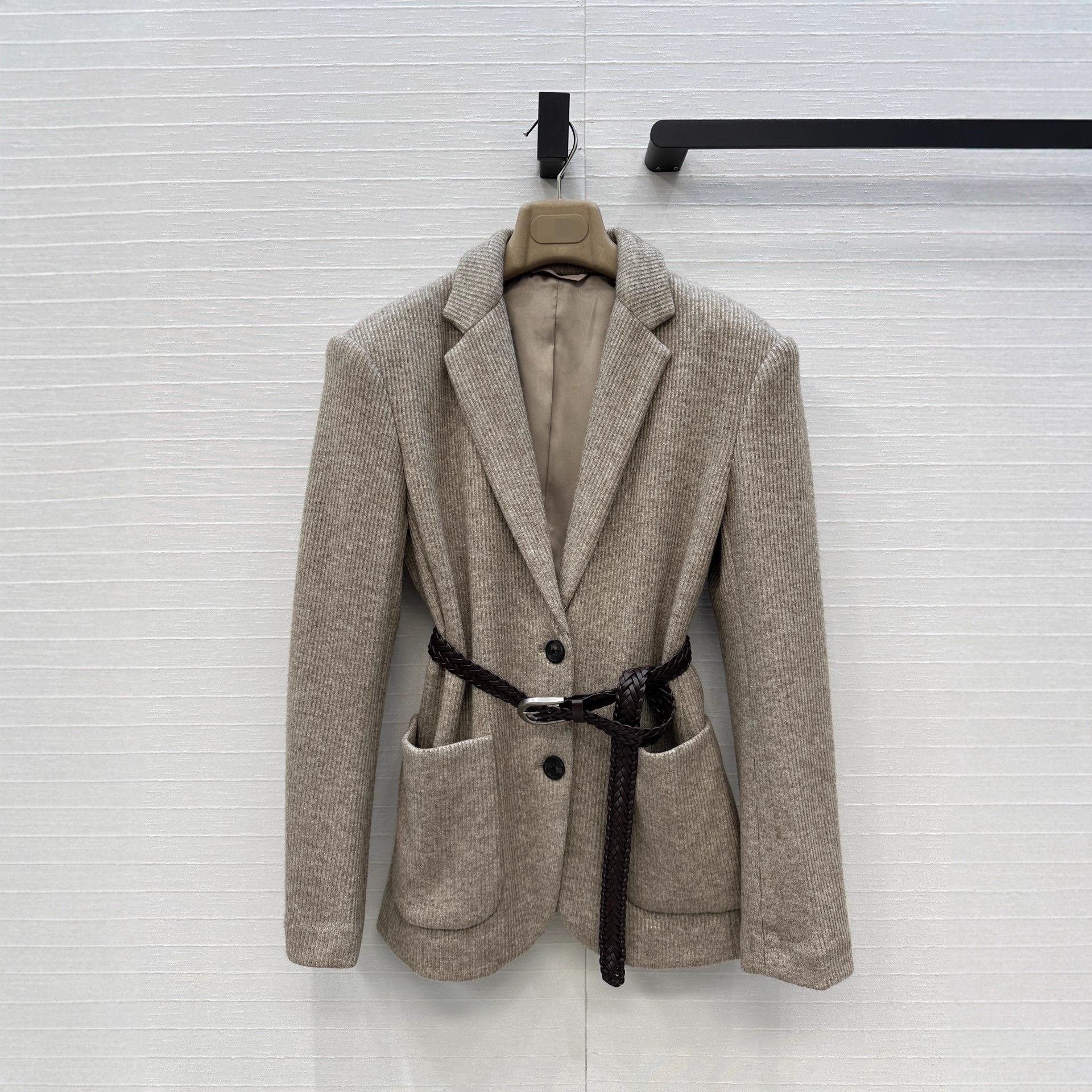 气质通勤时尚大口袋长袖系腰带收腰显瘦后领铜链装饰针织西装外套